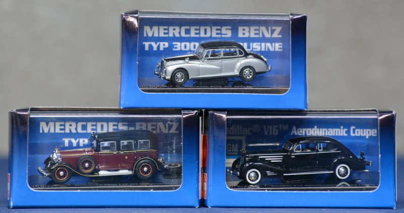 Drie modelauto’s op schaal HO in originele dozen:- Cadillac V16 Aerodynamic Coupé 1934.- Mercedes-Benz Typ 300c Limousine 1955.- Mercedes-Benz Typ 770 W07 1930. (Eén reservewiel los)