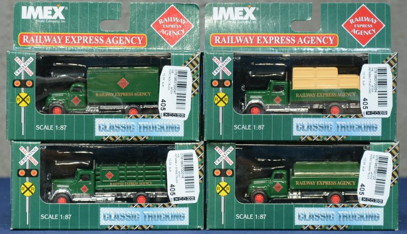 Een lot van vier verschillende Amerikaanse vrachtwagens van de Railway Express Agency op schaal HO. In originele doosjes.