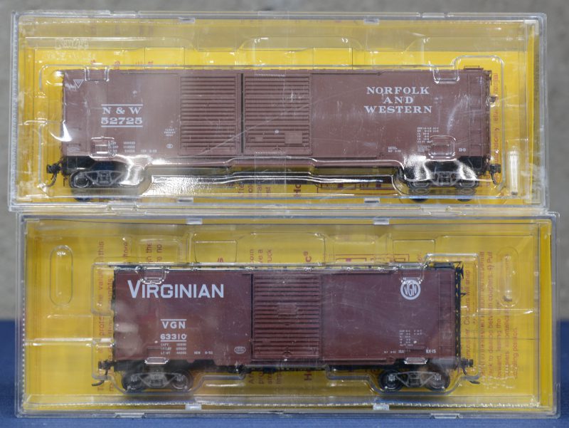 Een 40 voets en een 50 voets gesloten Amerikaanse goederenwagon op schaal HO, resp. van Virginian en van Norfolk & Western. In originele dozen.