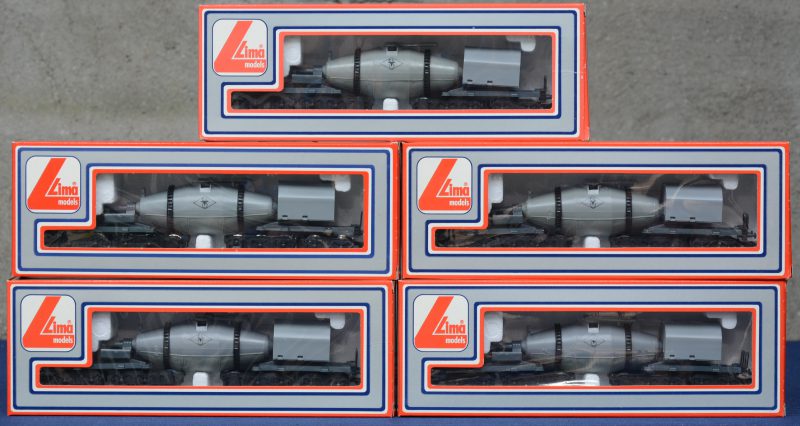 Een lot van vijf tien-assige ruwijzer-torpedowagons van de Franse spoorwegen voor spoortype HO. In originele dozen.