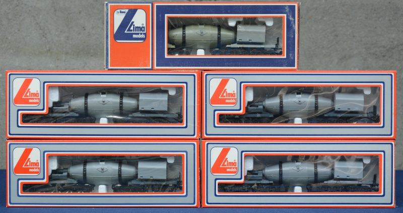 Een lot van vijf tien-assige ruwijzer-torpedowagons van de Franse spoorwegen voor spoortype HO. In originele dozen.