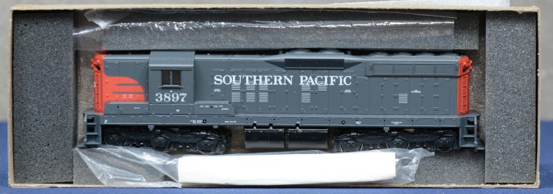 Een SD-9 Amerikaanse diesellocomotief van de Southern Pacific op schaal HO. In originele doos.