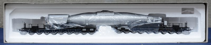 Een achttien-assige ruwijzer torpedowagen van de Deutsche Bundesbahn voor spoortype HO. In originele doos.