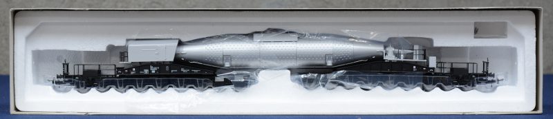 Een achttien-assige ruwijzer torpedowagen van de Deutsche Bundesbahn voor spoortype HO. In originele doos.