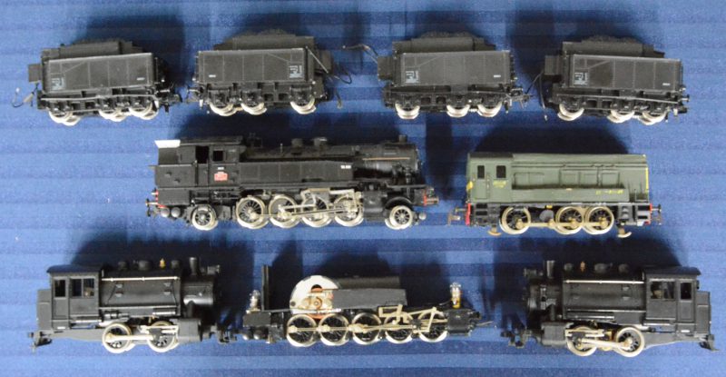 Een lot modeltreinen op schaal HO, bestaande uit twee kleine stoomlocomotieven (Mantua), een grote tenderlocomotief van de SNCF (Roco), een dieselrangeerlocomotief (herschilderd), vier (aangedreven) tenders en een locomotief zonder carrosserie.