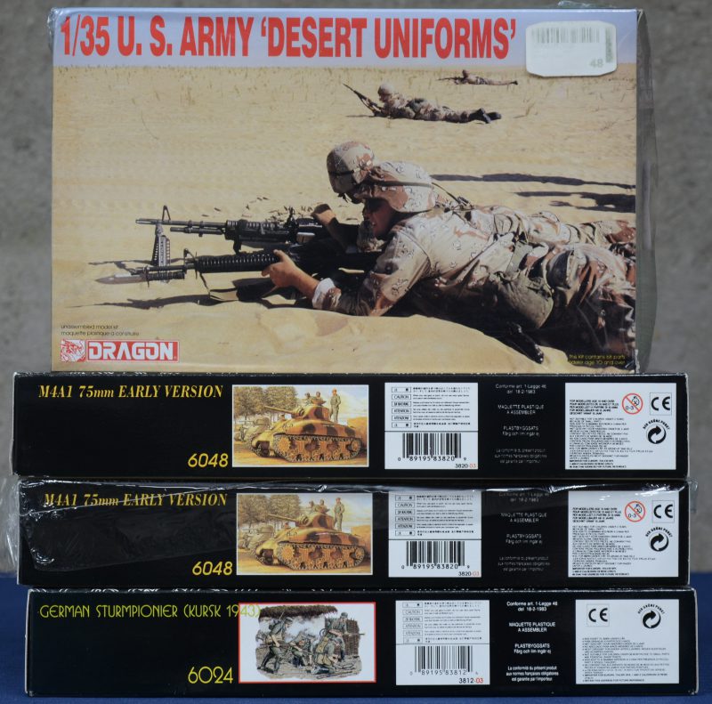Een lot uitbreidingen op schaal 1:35, bestaande uit twee sets met rupsbanden voor een M4, een set rupsbanden voor een pantser IV en een set met vier Amerikaanse soldaatjes in woestijnuniform. In originele dozen.