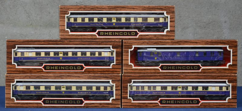 Een lot van vijf passagierswagons van de Deutsche Reichsbahn ‘Rheingold’, bestaande uit twee eersteklassewagons, twee tweedeklassewagons en een bagagewagen. Spoortype HO. In originele dozen.