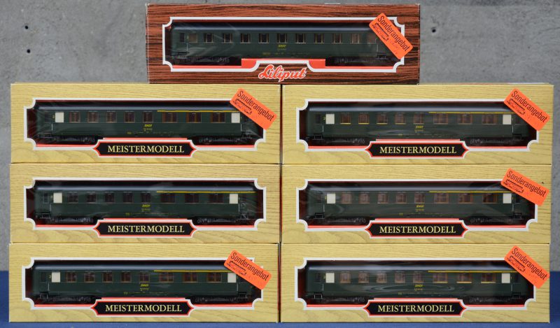 Een lot van zeven passagierswagons van de Franse spoorwegen, waarbij zes eersteklasse-tweedeklassewagons en een tweedeklassewagon. Op één na allen in originele doos.