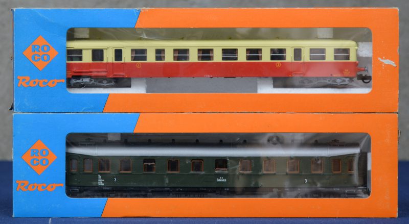 Twee passagierswagons op schaal HO, waarbij één Oostenrijkse en één Franse. In originele dozen.