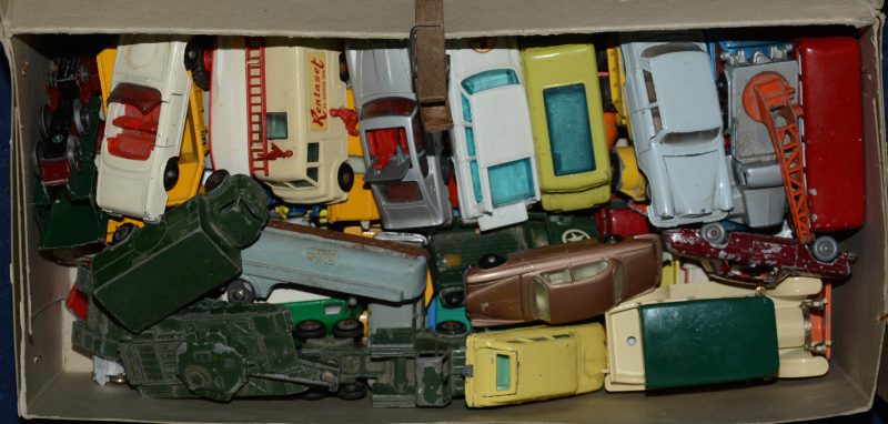 Een divers lot speelgoedautootjes. Voornamelijk Husky en Matchbox. Gebruikte staat.