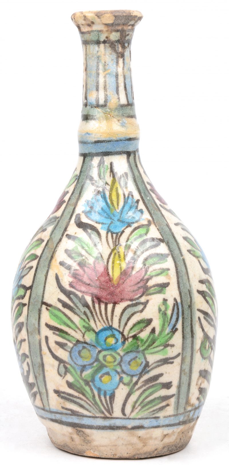 Een vaas van Perzisch aardewerk met een meerkleurig bloemendecor. Gerestaureerd. XIXe eeuw.