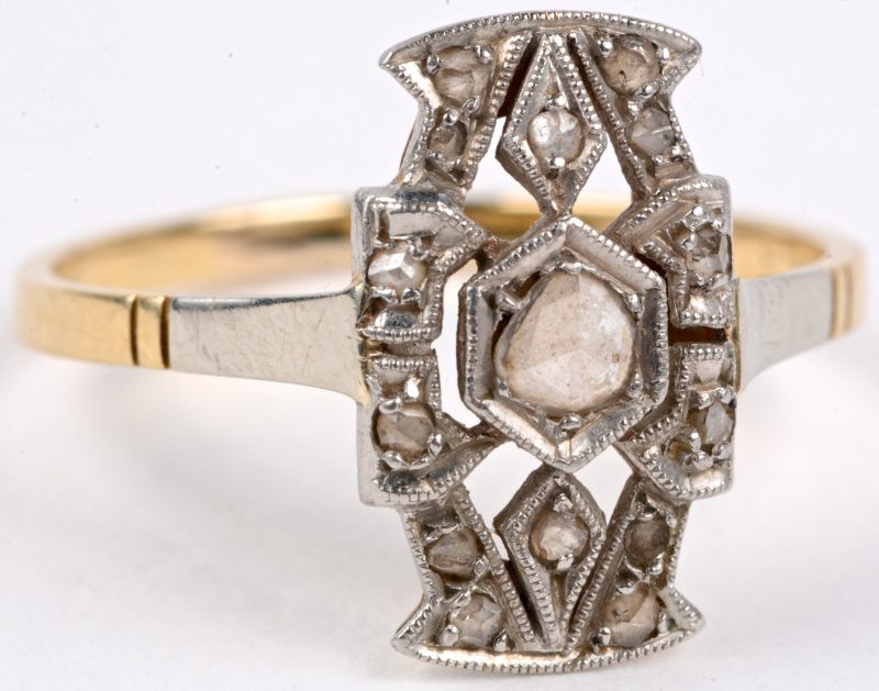 Een 18 karaats wit en geel gouden art deco ring bezet met diamanten oude slijp met een gezamenlijk gewicht van ± 0,20 ct.