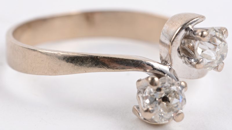 “Toi et Moi”. Een 18 karaats wit gouden ring bezet met diamanten met een gezamenlijk gewicht van ± 0,50 ct.