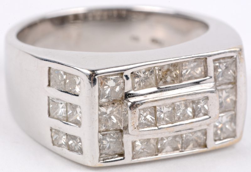 Een 18 karaats wit gouden ring bezet met diamant in princesse geslepen met een gezamenlijk gewicht van ± 2,80 ct.