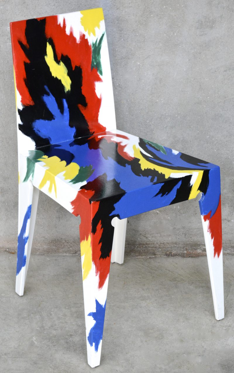 Een beschilderde stoel, model H. Wittockx. Met certificaat.