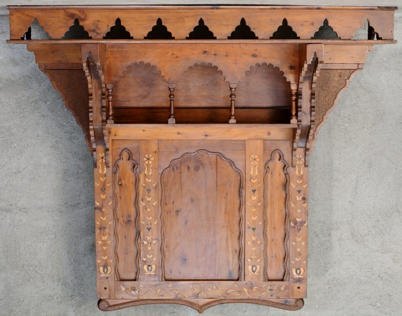 Een Arabisch wandrekje met een galerijtje en versierd met inlegwerk.