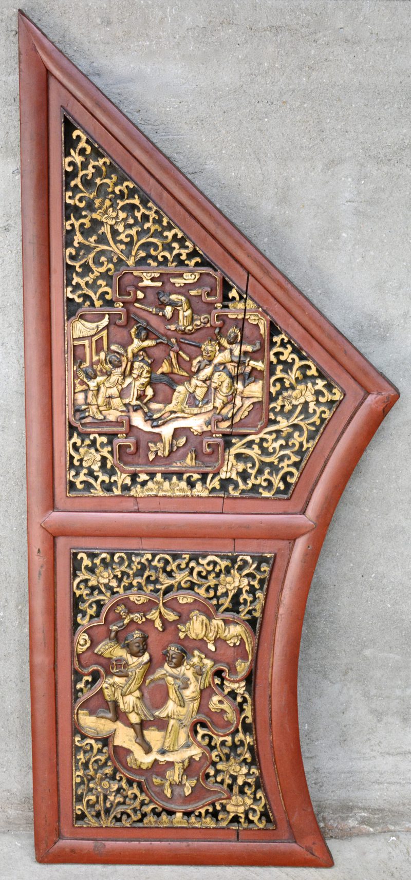 Een roodgelakt Chinees houten paneel met een fijn uitgestoken en verguld decor. Vermoedelijk als onderdeel van een bed.