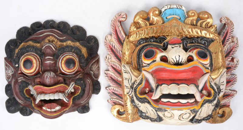 Twee gebeeldhouwde en gepolychromeerde houten maskers. Bali.