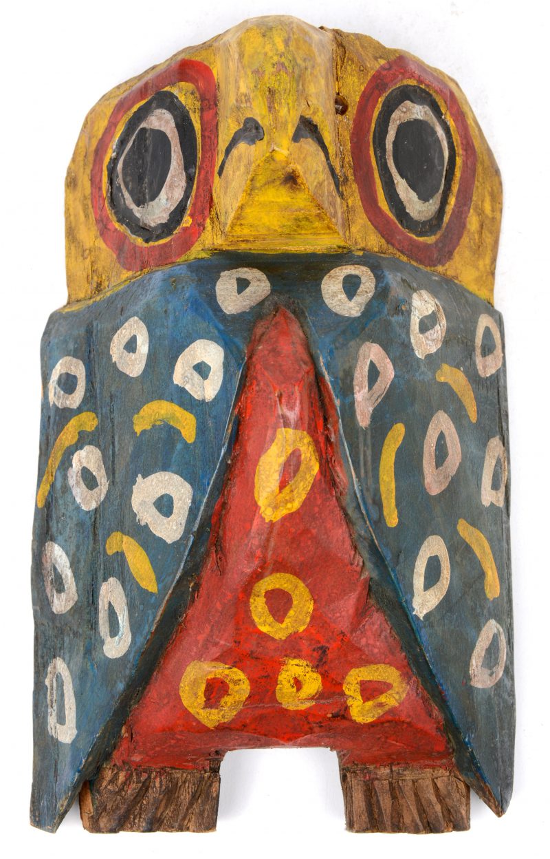 Een gebeeldhouwde en gepolychromeerde Mexicaanse wandversiering in de vorm van een vogel.