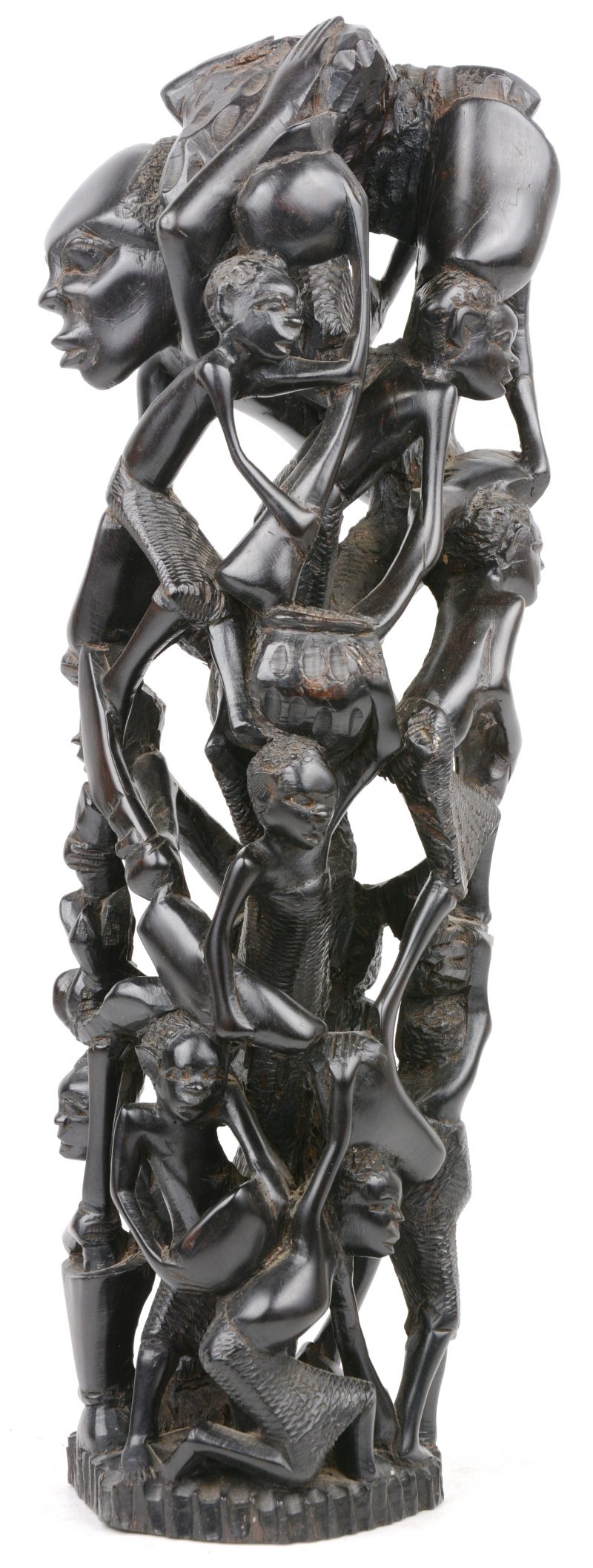 Een Afrikaans beeld van gesculpteerd ebbenhout in de vorm van verscheidene personages.