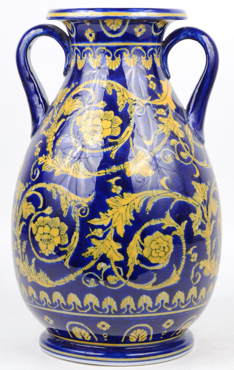 Een vaas van meerkleurig Italiaans aardewerk met bloemendecor.