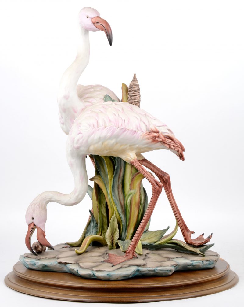 Groep flamingo’s. Veelkleurig Italiaans porselein. Gemerkt, genummerd 907/1000 en met opschrift “Vier Tosca”.