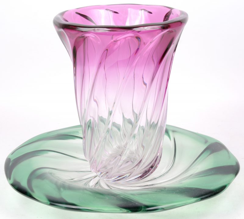 Een grote groene schotel en een roze vaas van kristal met getorste motieven. Beide gemertk.