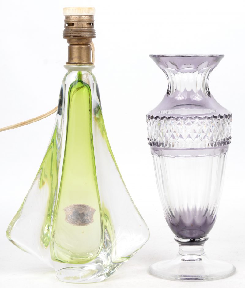 Een vaas op voet van geslepen kleurloos en paars kristal en een lampvoet van geblazen groen kristal. Beide gemerkt.