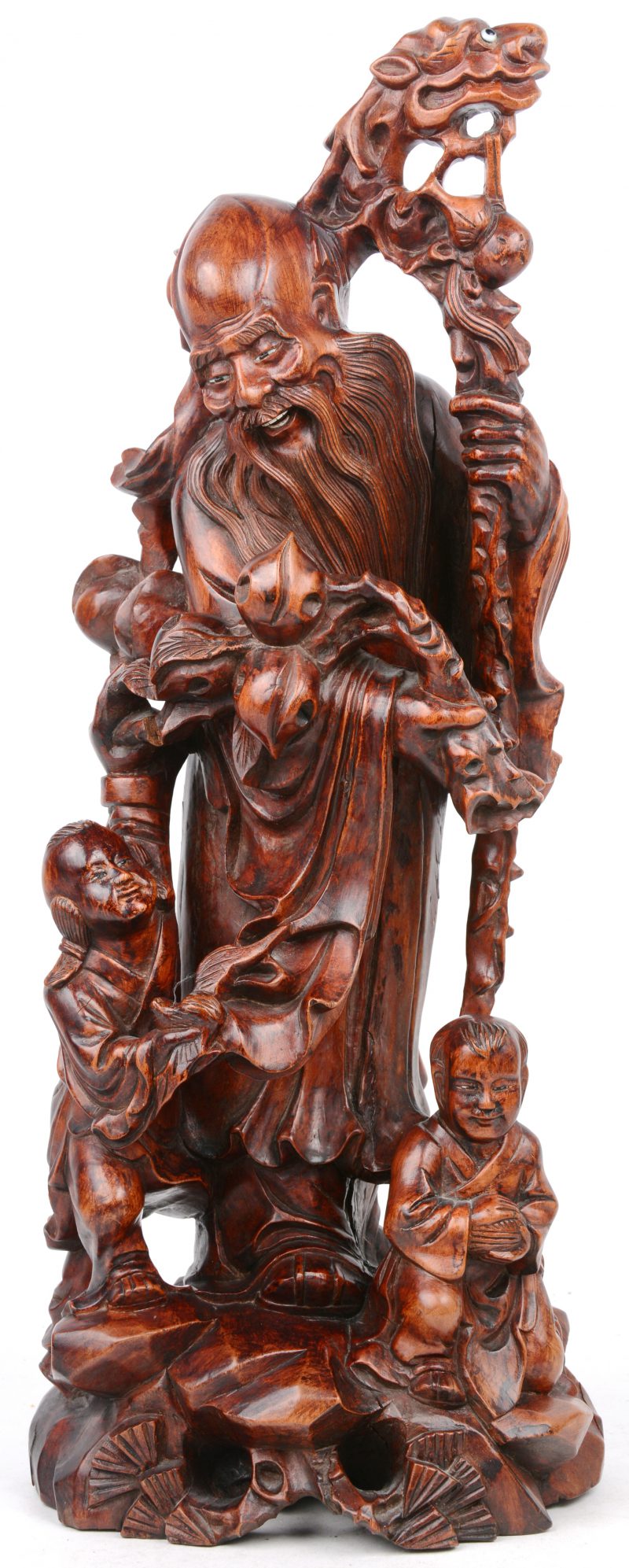 “Oude wijzen met kinderen”. Een beeld van gesculpteerd Chinees mahoniehout.