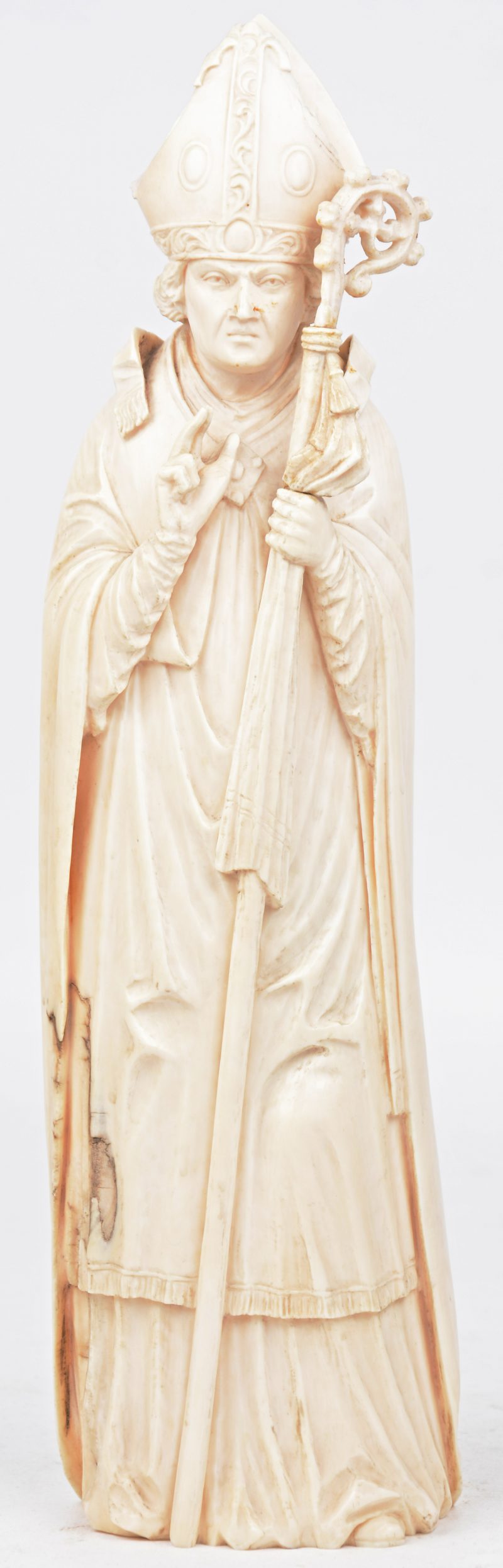 “Bisschop”. Een beeldje van fijn gesculpteerd ivoor. Staf beschadigd. Omstreeks 1900.