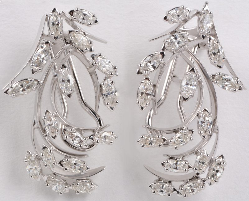 Een paar 18 karaats wit gouden oorbellen bezet met diamanten met een gezamenlijk gewicht van ± 5 ct.