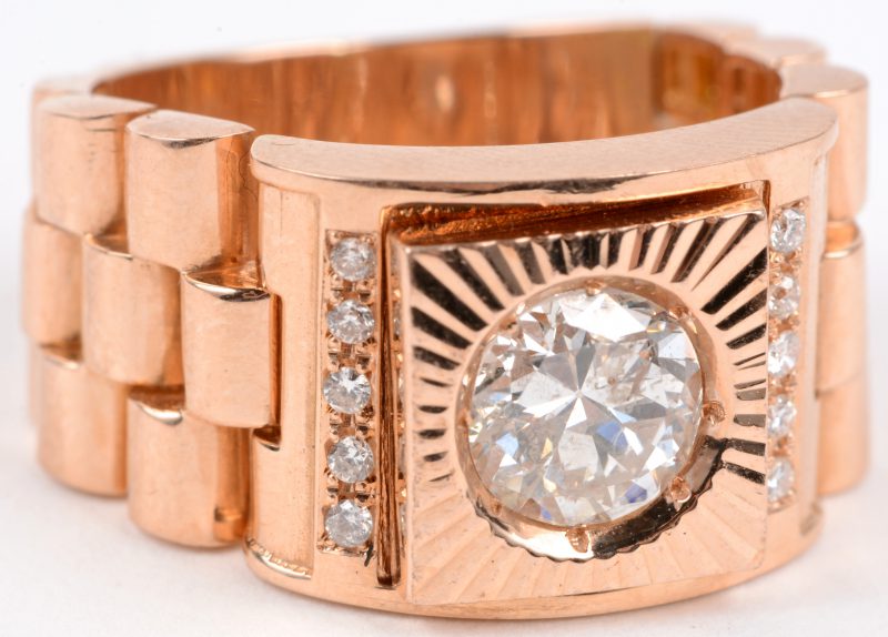 Een 18 karaats roze gouden ring bezet met een centrale diamant van 1,30 ct. en 10 kleine diamantjes.