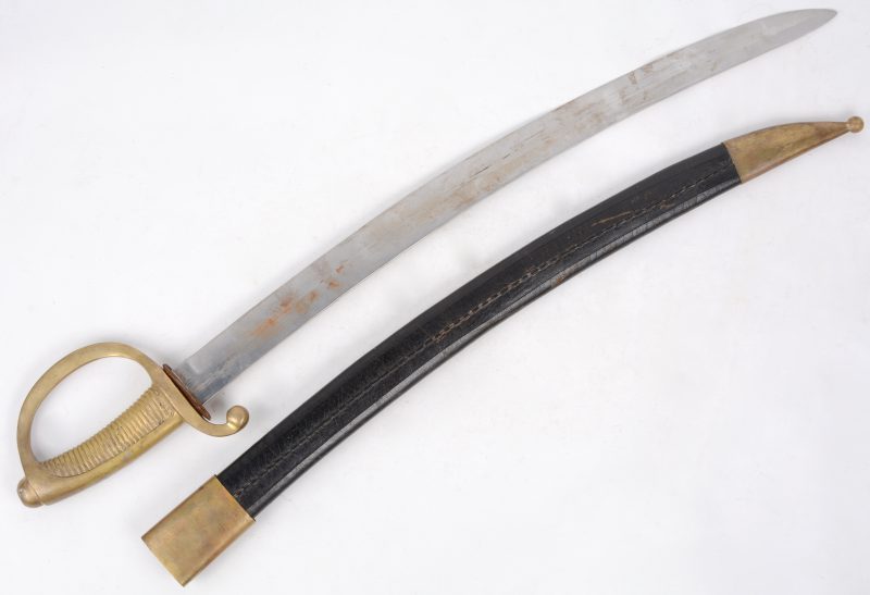 Een kort zwaard meet schede van leder en geel koper.