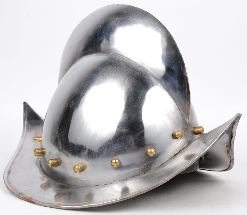 Een replica van een Spaanse helm.