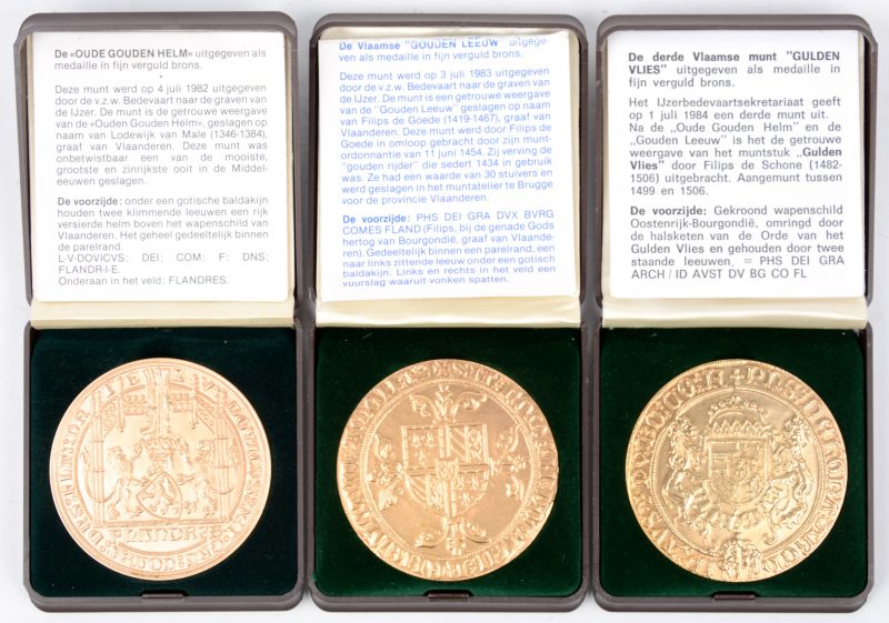 “Ouden Gouden Helm”, “Gouden leeuw” & “Gulden Vlies”. Drie heruitgaven van XVe eeuwse Vlaamse munten, uitgegeven door ‘VZW Bedevaart naar de graven van de IJzer’ in 1982, 1983 en 1984. Verguld brons.