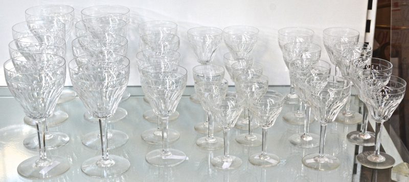 Een gedeelte glasservies van geslepen kleurloos kristal, bestaande uit 7 likeurglaasjes, 10 aperitiefglaasjes, 4 wijnglazen en 8 waterglazen. Val St. Lambert.