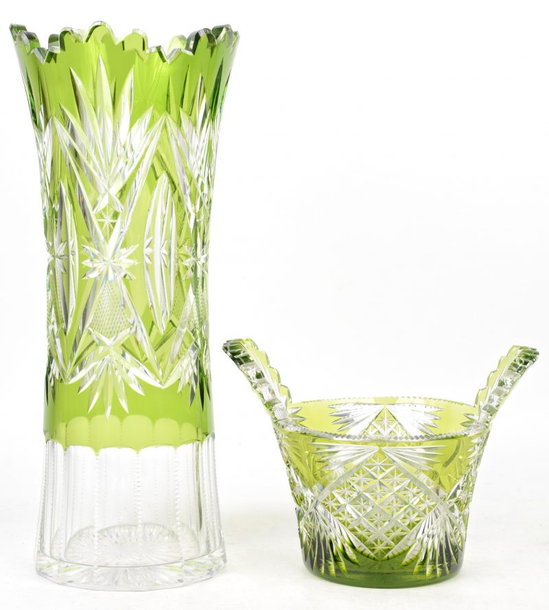Een langerekte vaas en een coupe van geslepen kleurloos en groen Boheems kristal.