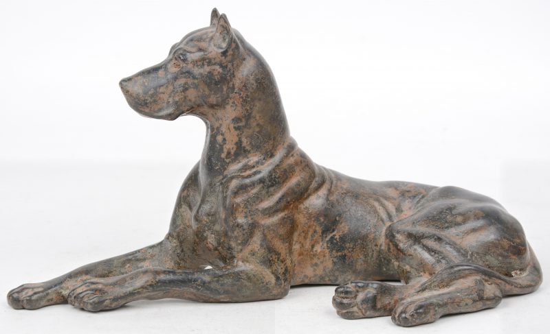 Een liggende dog van brons.