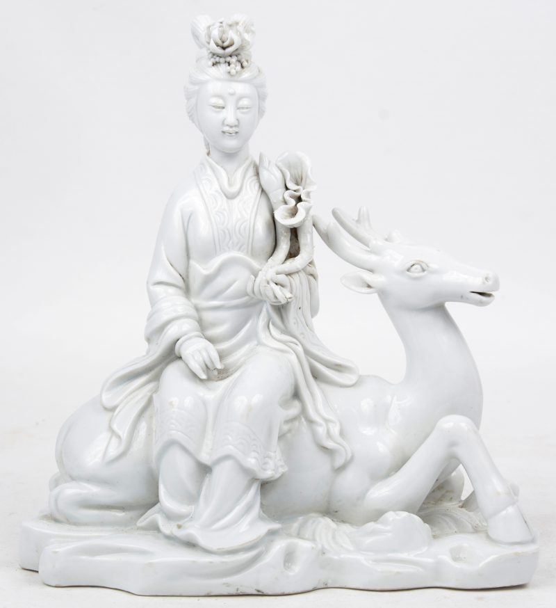 Een porseleinen beeldje van een vrouw gezeten op een hert in Blanc de Chine.