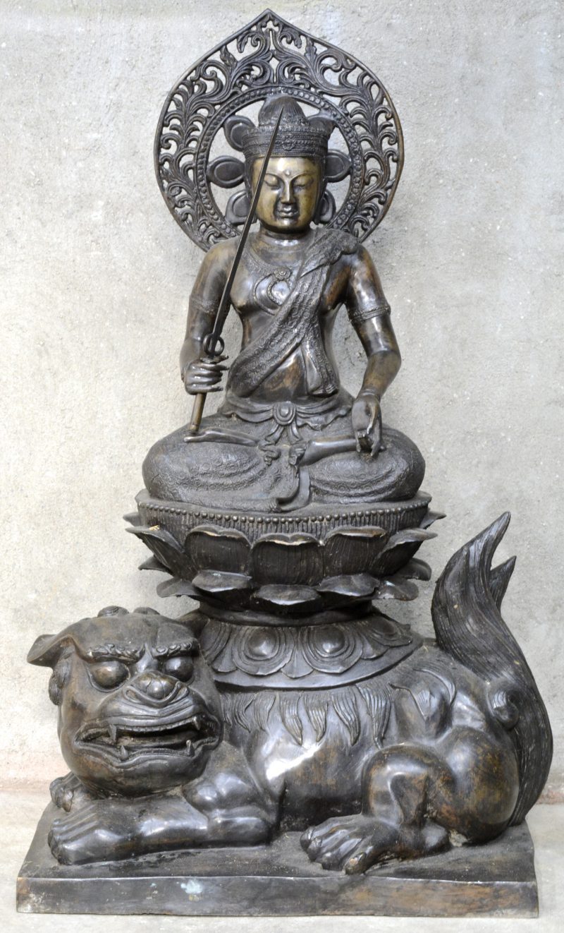 Een bronzen beeld van een Boeddha op een Fo-hond.