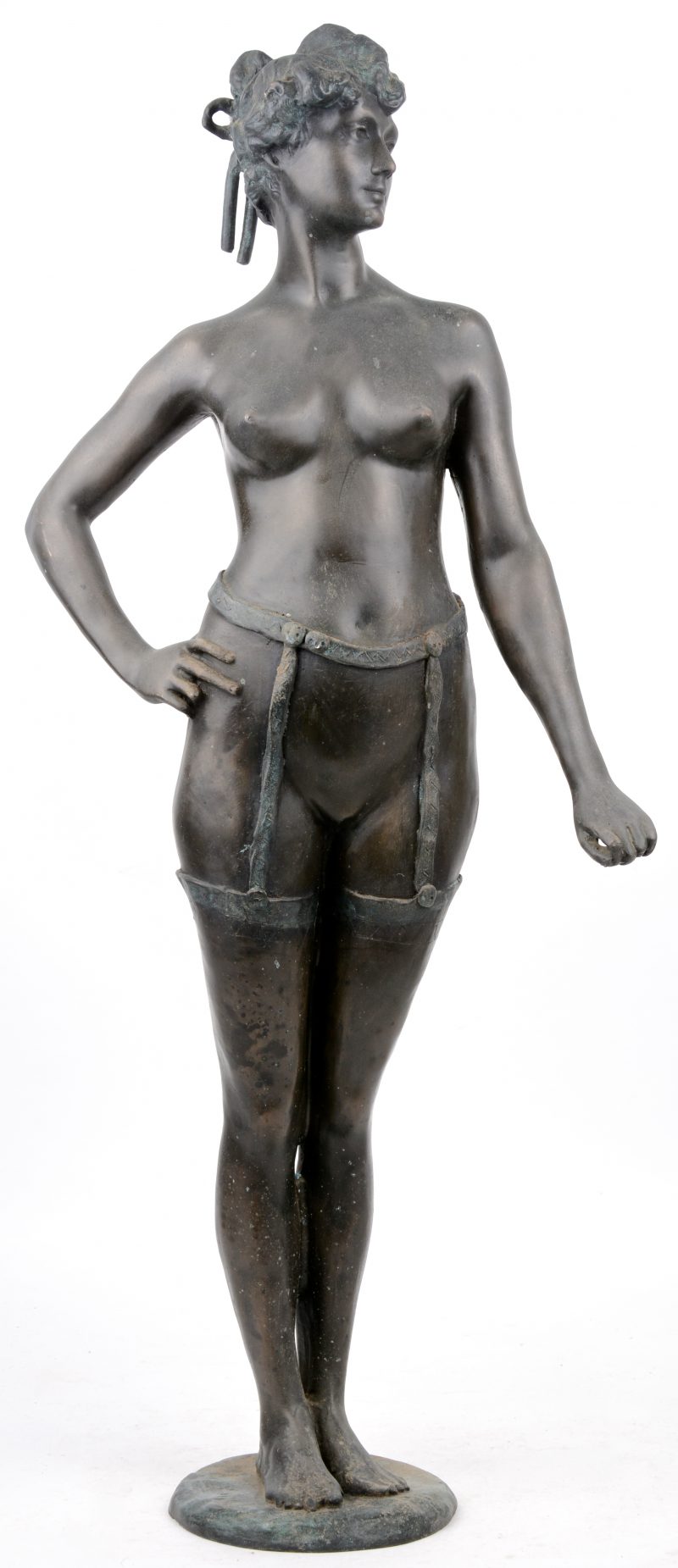 Een bronzen beeld van een vrouw met jarretels.