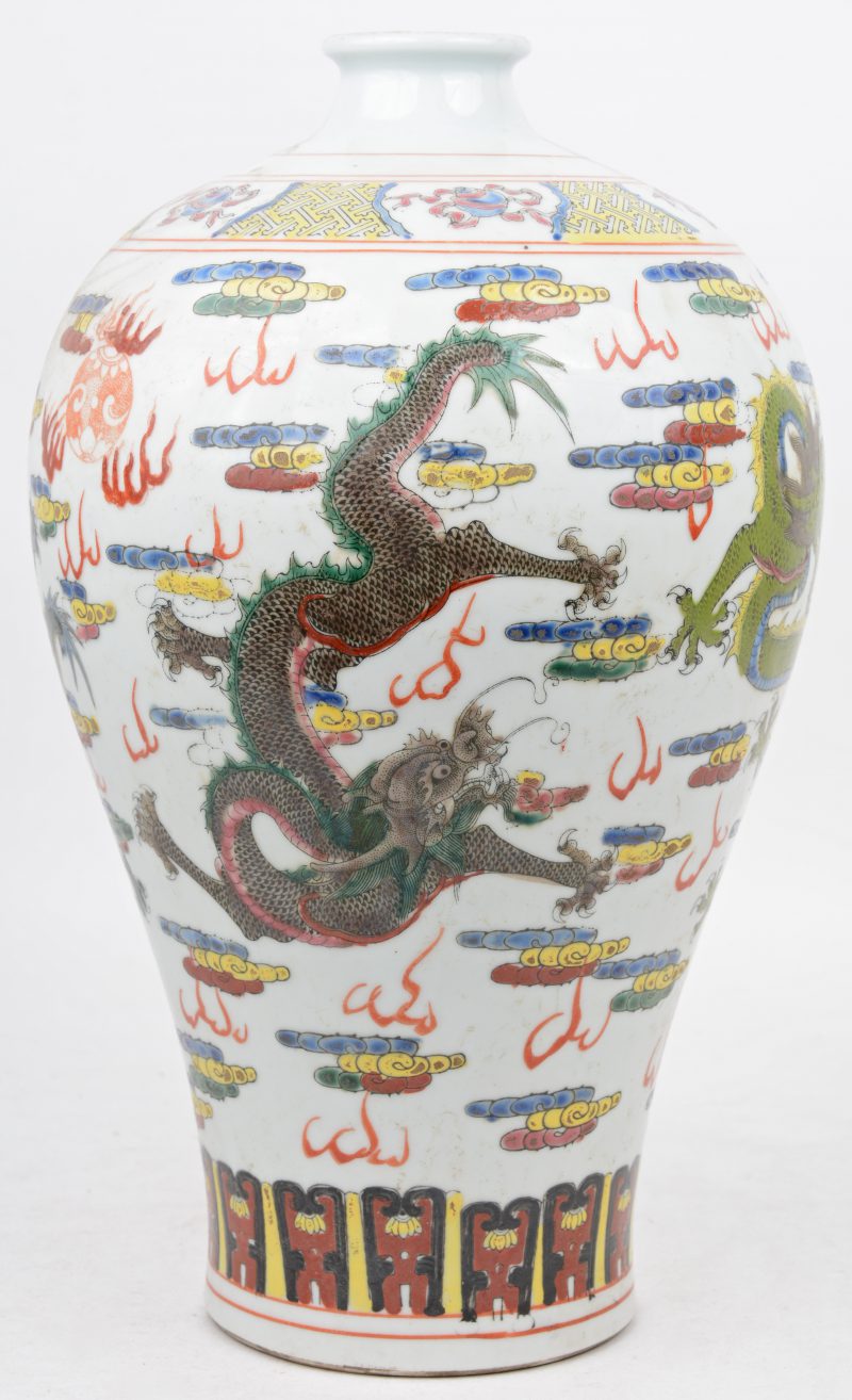 Eeen chinese vaas in porselein met een decor van draken.