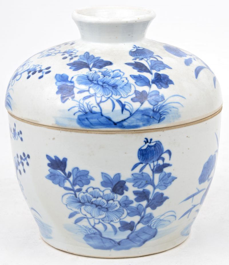 Een Chinese dekselkom in blauw/wit porselein.