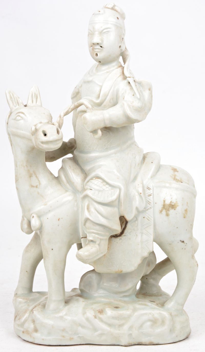 Een beeldje van een man op een paard in Blanc de Chine.