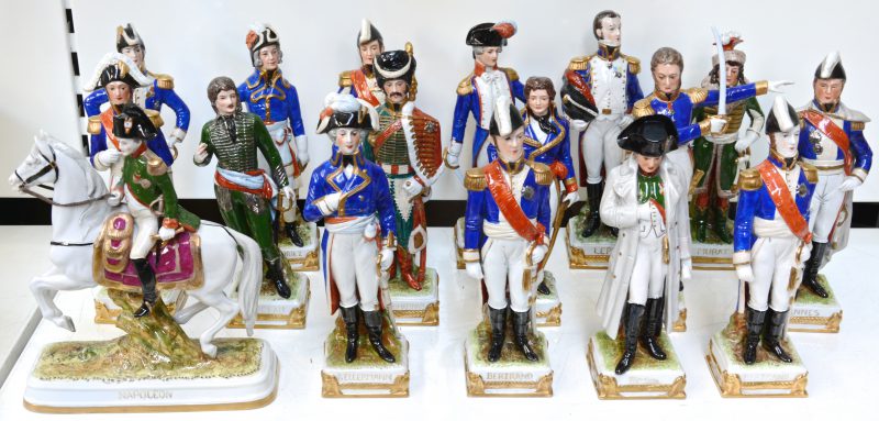 Napoleon en een bijna volledige reeks generaals in polychroom porselein. 17 stuks in totaal.