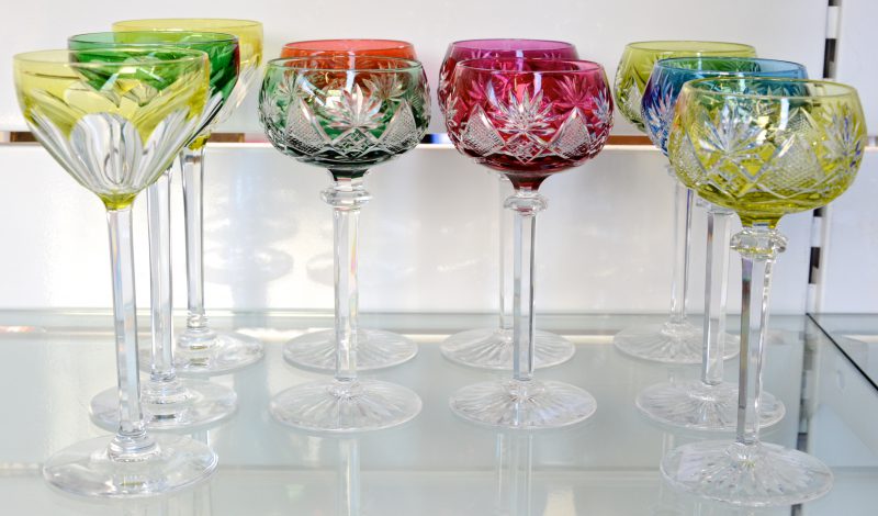 Een lot van 10 geslepen gekleurde kristallen glazen. In een reeks van 7 en 3 andere.