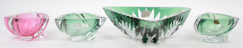 Een lot bestaande uit drie gekleurde asbakken en een driehoekige groene coupe van geslepen kristal.