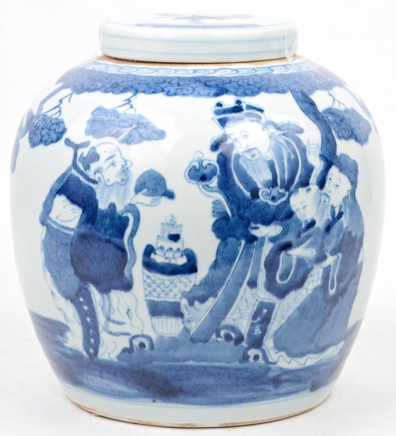 Een gemberpot van Chinees porselein met een blauw op wit decor van personages.