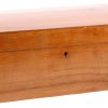 Een houten humidor met hygrometer.