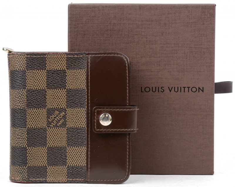 Een portefeuille van Louis Vuitton in Damier Ebene. Code: MI 0095. In een hoesje en een doosje.